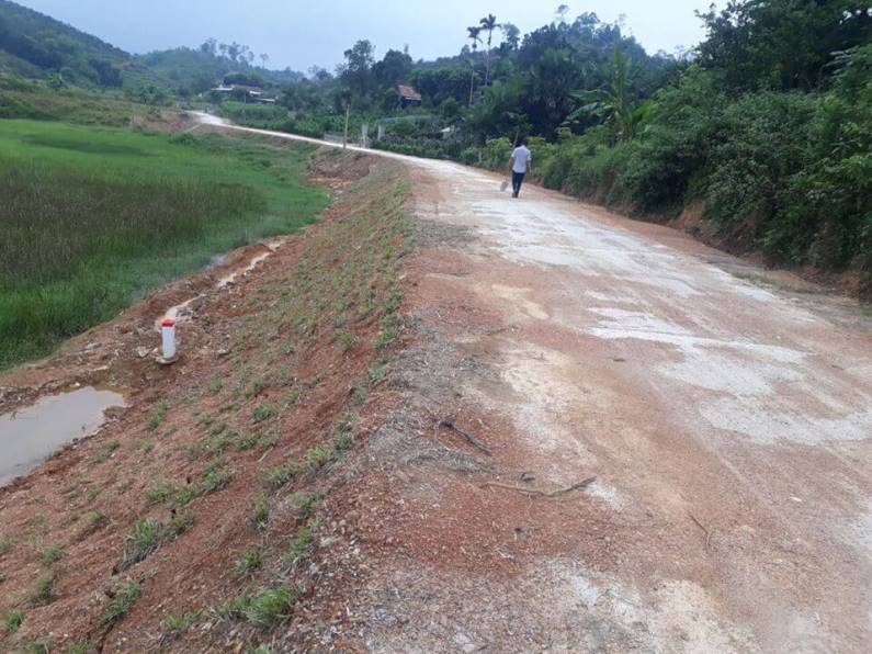 Vũ Quang - Hà Tĩnh: Đường chưa bàn giao đã hư hỏng