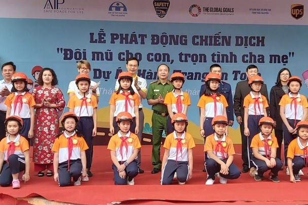 Thái Nguyên: Quỹ AIP trao tặng hơn 5.000 mũ bảo hiểm cho học sinh tiểu học