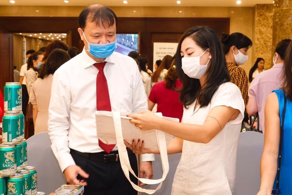 Hàng hoá Việt Nam kiên cường trong 'cơn bão' COVID-19
