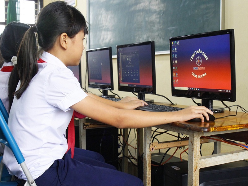 EVNHANOI chia sẻ với đồng bào miền Trung