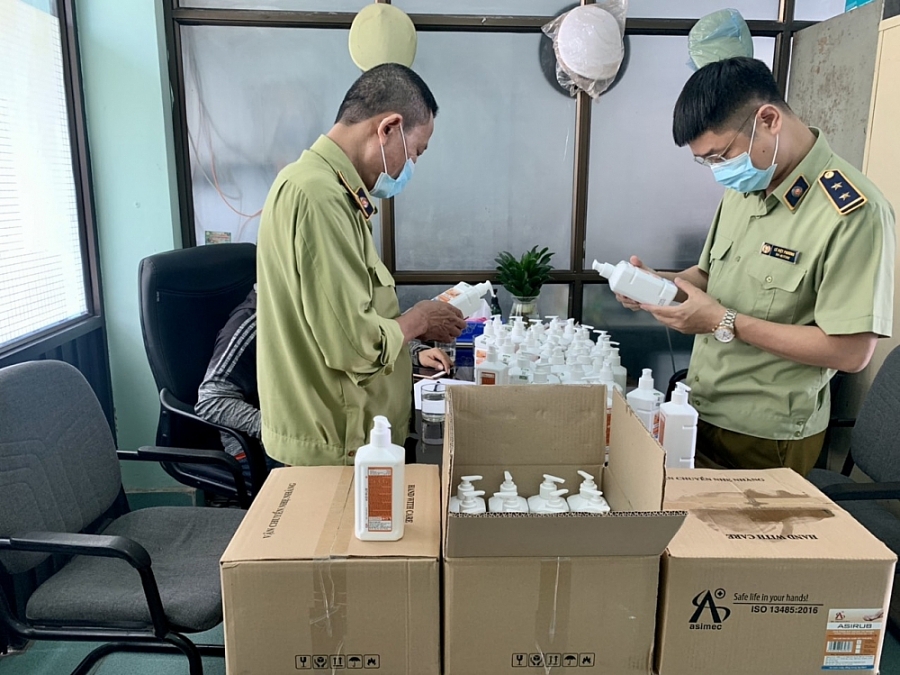 Thu giữ 300 chai nước sát khuẩn tay giả mạo thương hiệu  ASIRUB