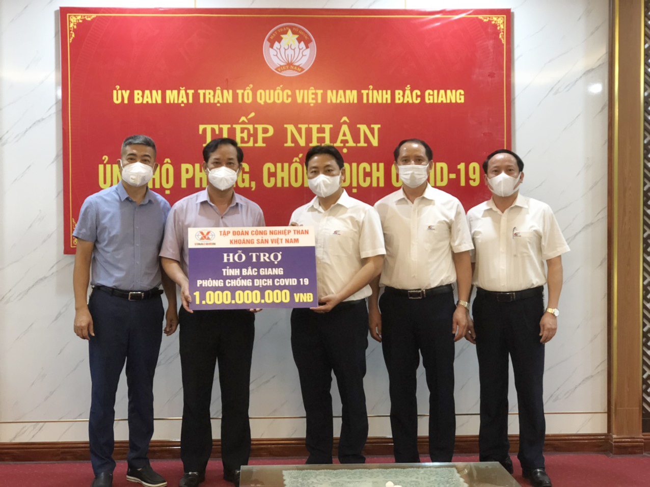 Tập đoàn Công nghiệp Than - Khoáng sản Việt Nam hỗ trợ Bắc Giang 1 tỷ đồng chống Covid-19