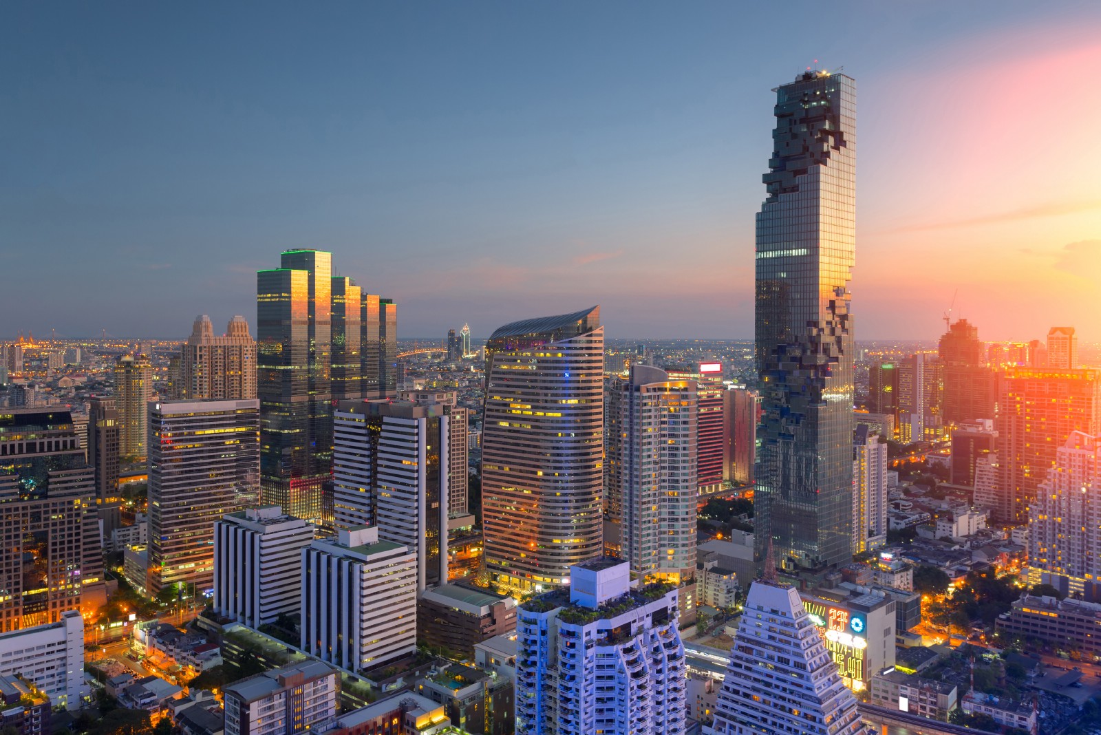 Thái Lan phải đi vay 16 tỷ USD để cứu vãn kinh tế