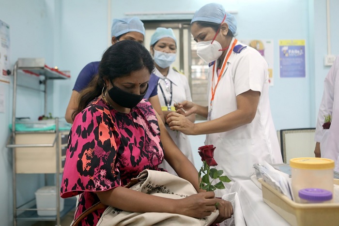 Ấn Độ dùng rượu để khuyến khích người dân tiêm vaccine