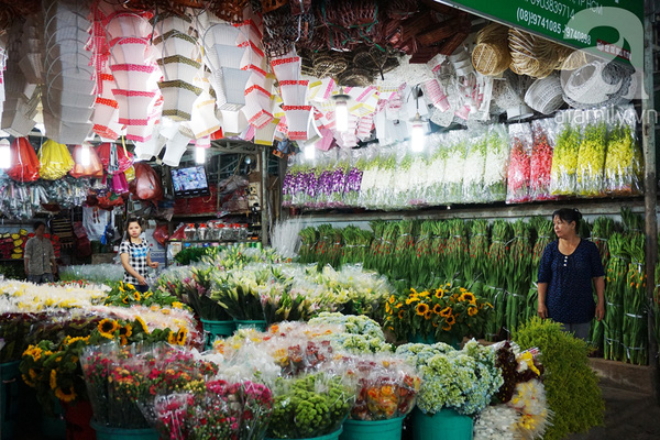 Mở cửa tạm thời chợ hoa Đầm Sen giúp người dân tiêu thụ hoa Tết Đoan Ngọ