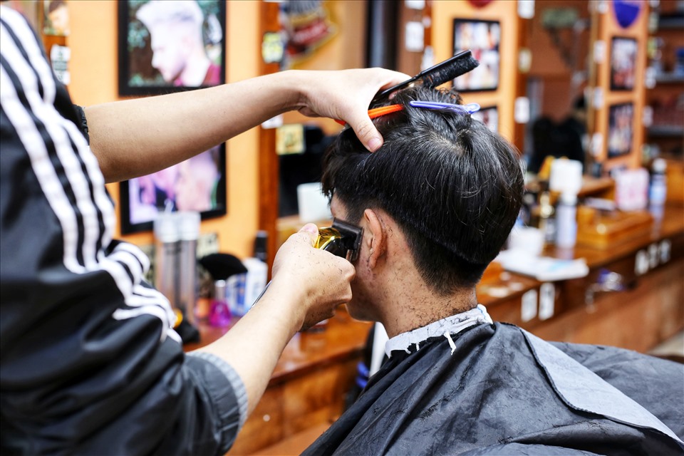 Các dịch vụ may đo, giặt là, cắt tóc, gội đầu… phải đóng thuế GTGT 5% và thuế TNCN 2%