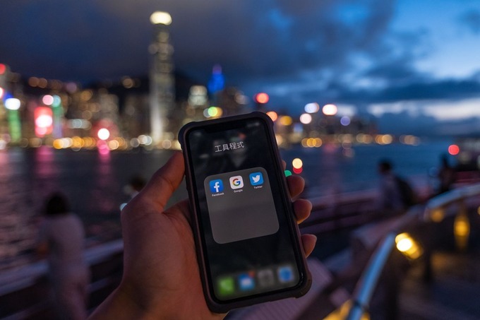 Ba hãng công nghệ lớn: Facebook, Twitter, Google có thể ngừng cung cấp ở Hong Kong