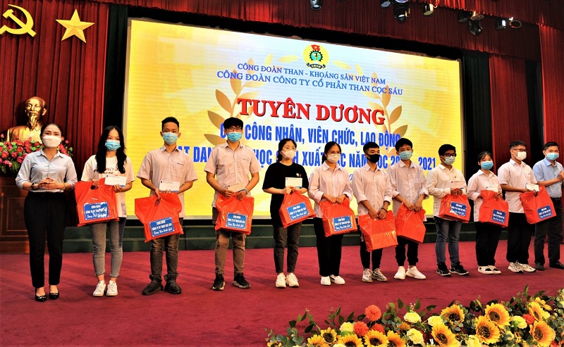 Than Cọc Sáu: Tuyên dương con CNVCLĐ đạt danh hiệu học sinh giỏi xuất sắc năm học 2020 - 2021