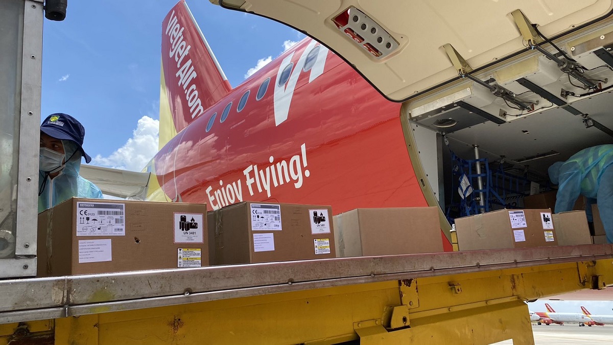 Chuyến bay Vietjet chở 200 máy thở cao cấp từ Đức về tới TPHCM