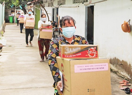 Thành phố Hồ Chí Minh hỗ trợ toàn bộ 2,5 triệu người dân gặp khó khăn, cán bộ sẽ mang tiền tới tận nhà