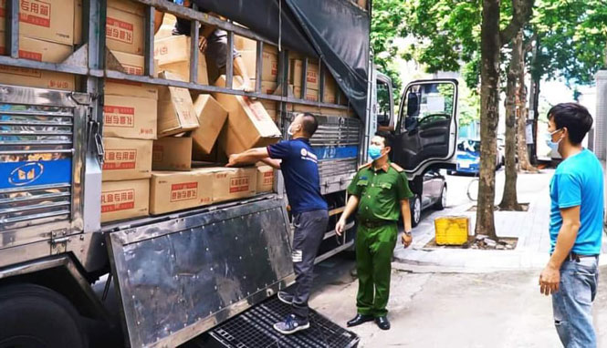 Phát hiện xe ''luồng xanh'' vận chuyển 10 tấn bánh trung thu nhập lậu