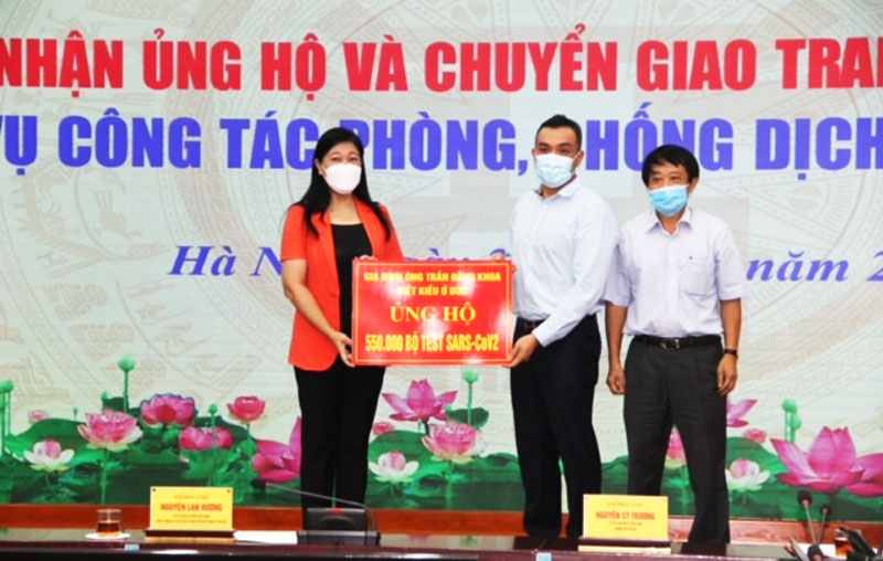 Hà Nội tiếp nhận và chuyển giao hỗ trợ 50 máy thở, 550.000 bộ test Covid-19