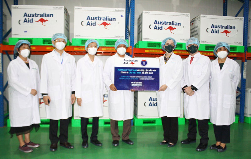 Việt Nam tiếp nhận 403.000 liều vắc xin AstraZeneca từ Australia