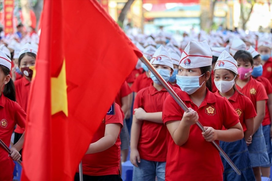 Hà Nội chi 900 tỷ đồng hỗ trợ giảm 50% học phí năm học mới