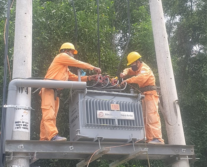 Cấp điện ‘thần tốc’ cho những điểm nóng chống dịch tại tỉnh Bình Dương