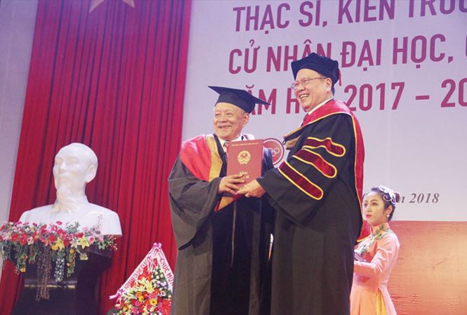 Cụ ông 85 tuổi vừa nhận bằng thạc sĩ