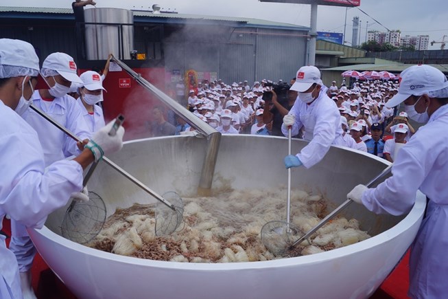Tô phở hơn 1,3 tấn của Việt Nam lập kỷ lục thế giới