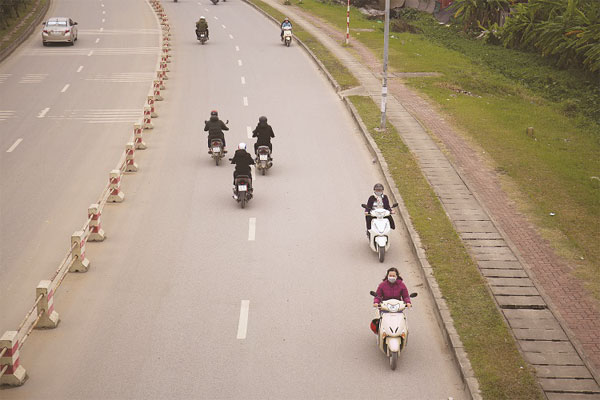 Ngược chiều nguy hiểm trên đường trục Khu công nghiệp Thăng Long