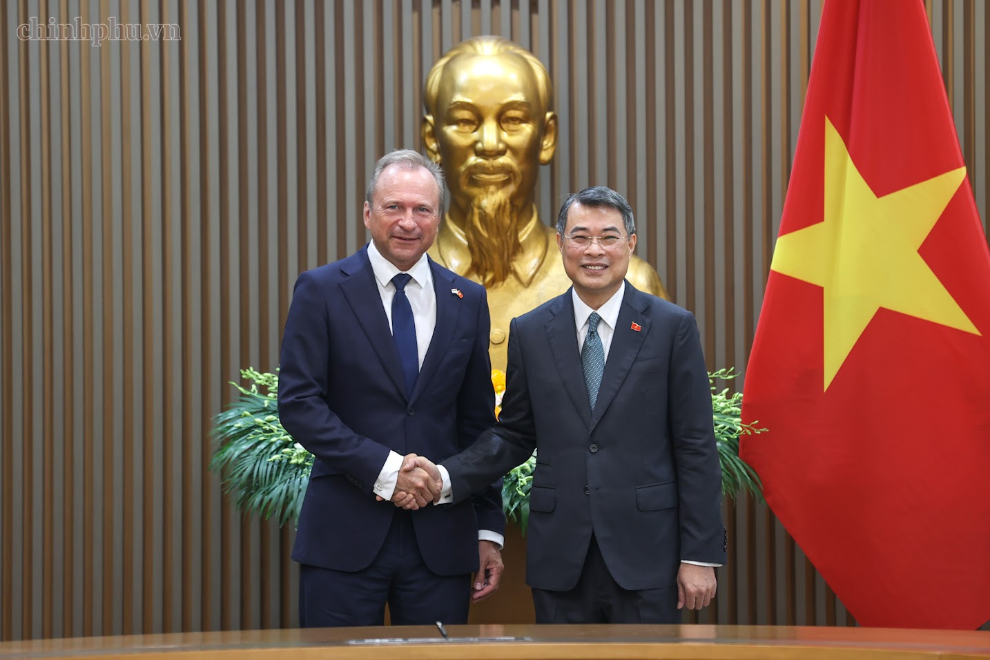 Thủ tướng tiếp Bộ trưởng Tài chính Luxembourg: Tăng cường kết nối dòng vốn từ châu Âu với Việt Nam- Ảnh 1.