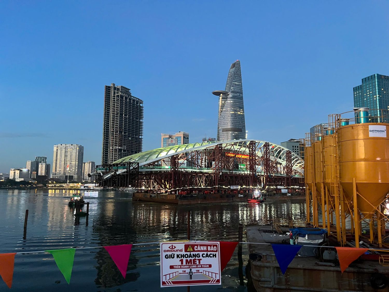 Cầu đi bộ qua sông Sài Gòn chính thức hợp long, sẵn sàng thành điểm đến mới của TPHCM- Ảnh 3.