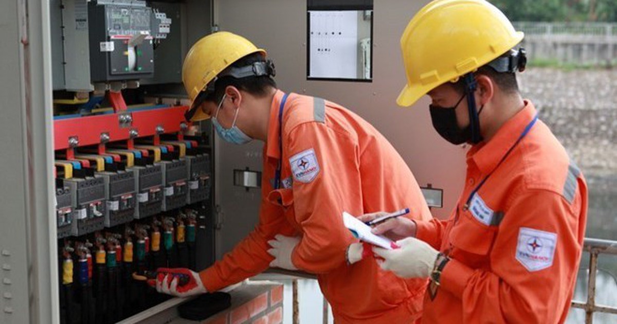 Khẩn trương xem xét phương án giảm thuế tiêu thụ đặc biệt với xăng về 0% và giảm giá điện