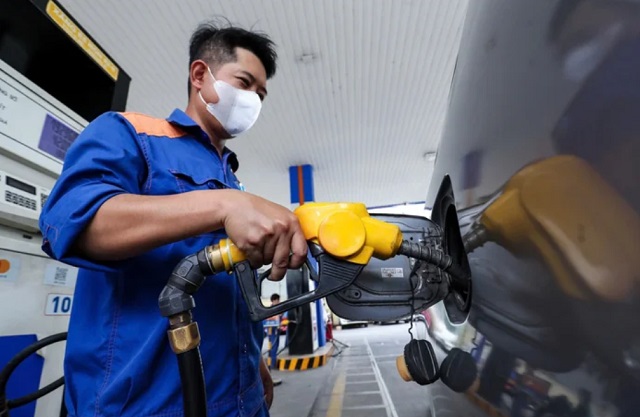 Giá xăng E10 giảm hơn 1.000 đồng/lít- Ảnh 1.
