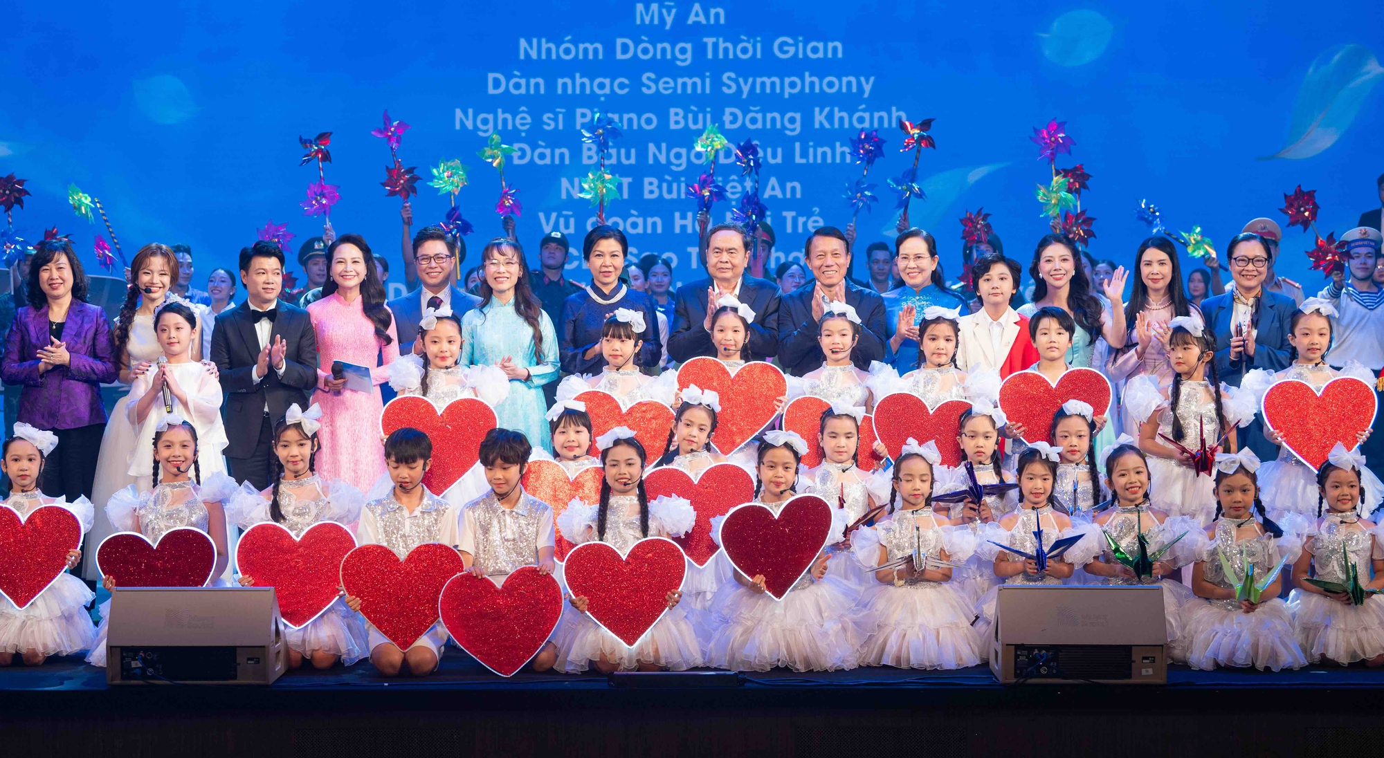 HDBank cùng Vikki Digital Bank "Kết nối yêu thương" trao hy vọng đến phụ nữ và trẻ em- Ảnh 1.