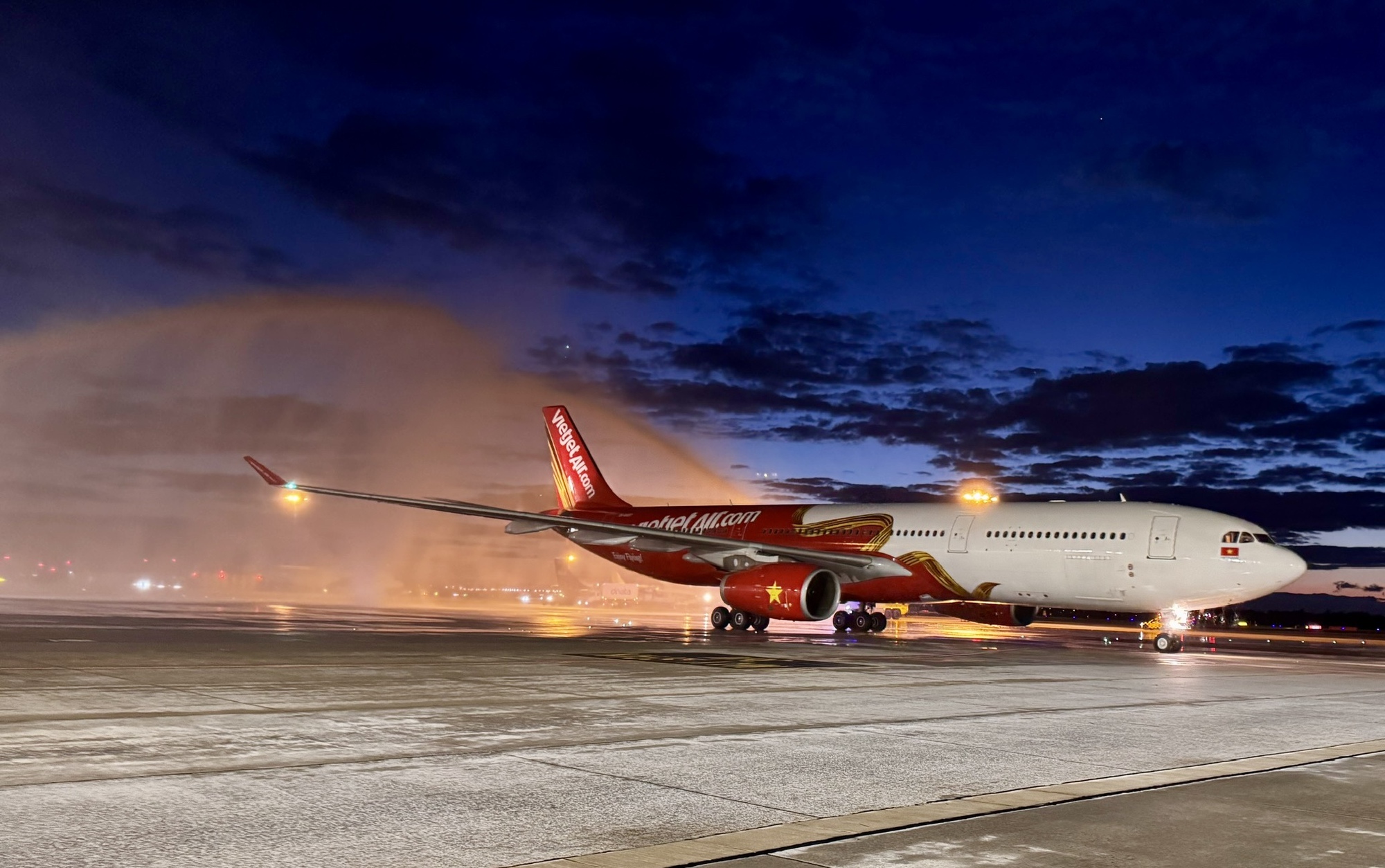 Vietjet khai trương đường bay đến Almaty và Praha- Ảnh 3.