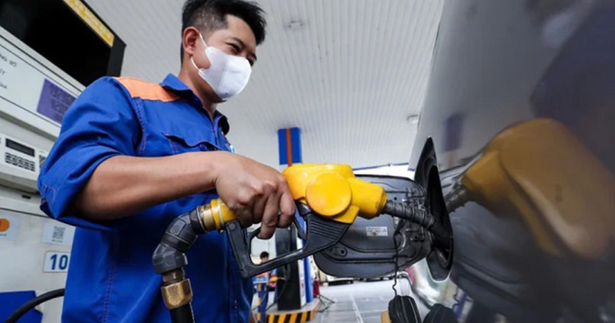 Giá xăng E10 giảm hơn 1.000 đồng/lít