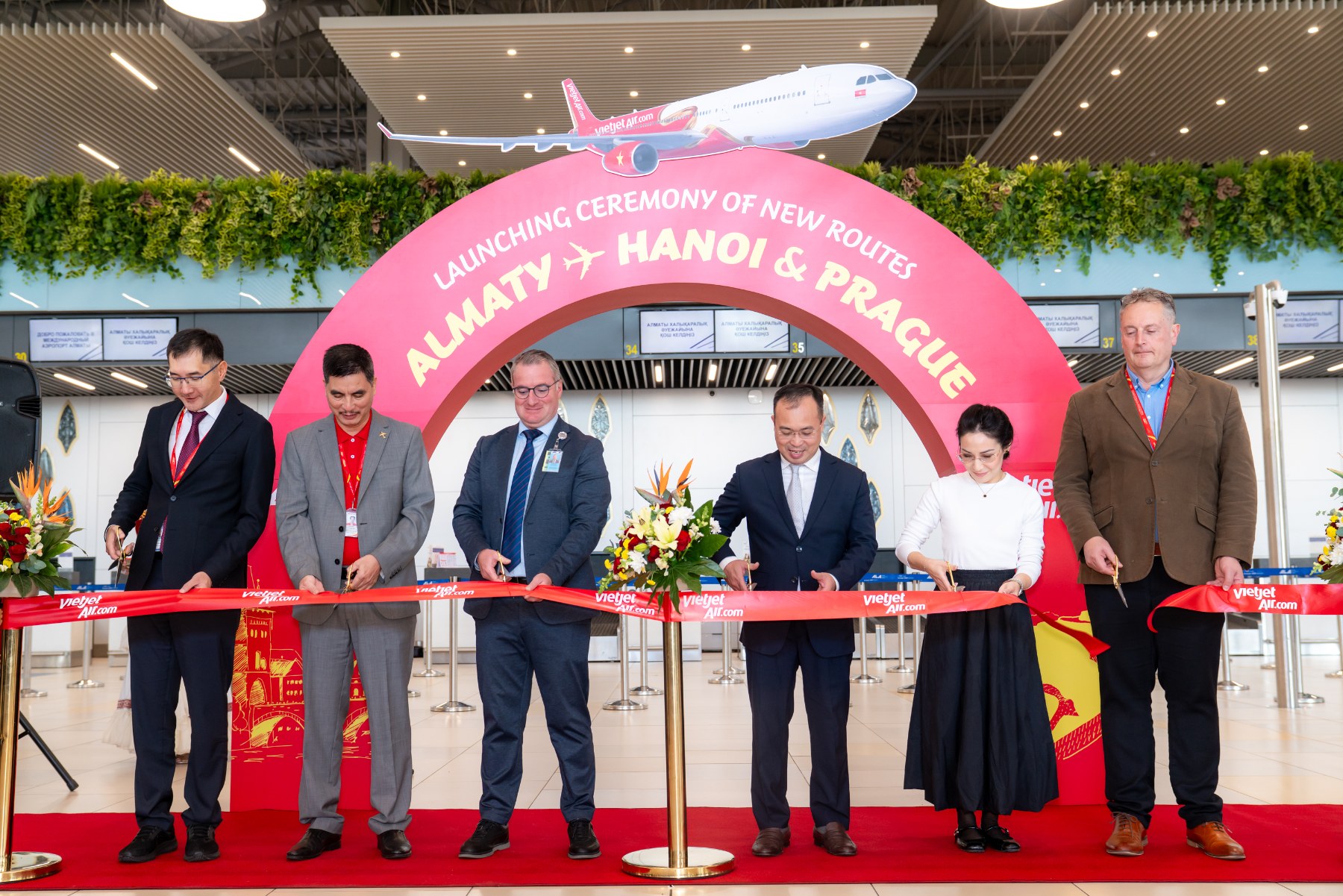 Vietjet khai trương đường bay đến Almaty và Praha- Ảnh 2.
