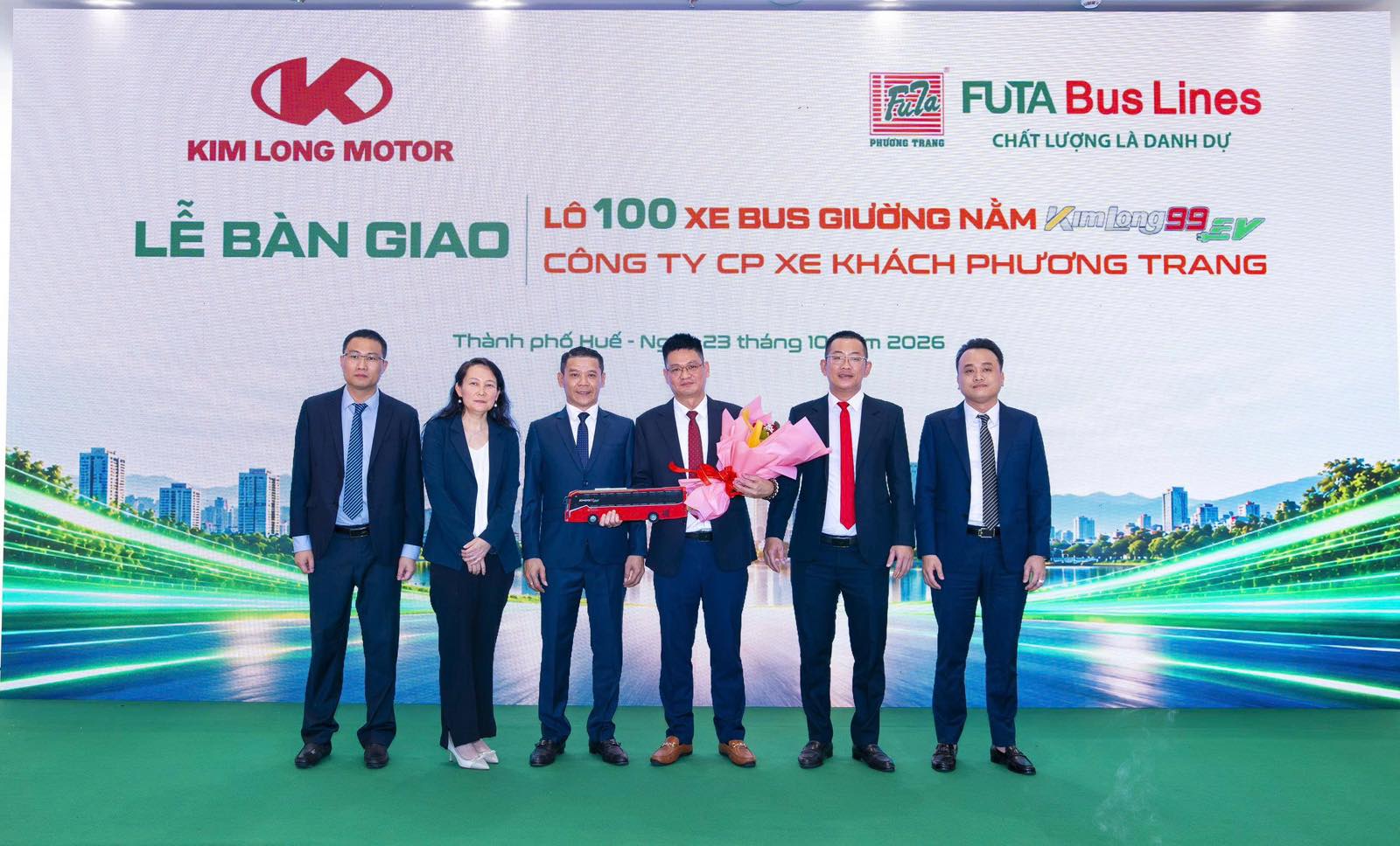 Xe bus giường nằm thuần điện do Việt Nam sản xuất lần đầu được đưa vào vận tải liên tỉnh- Ảnh 1.