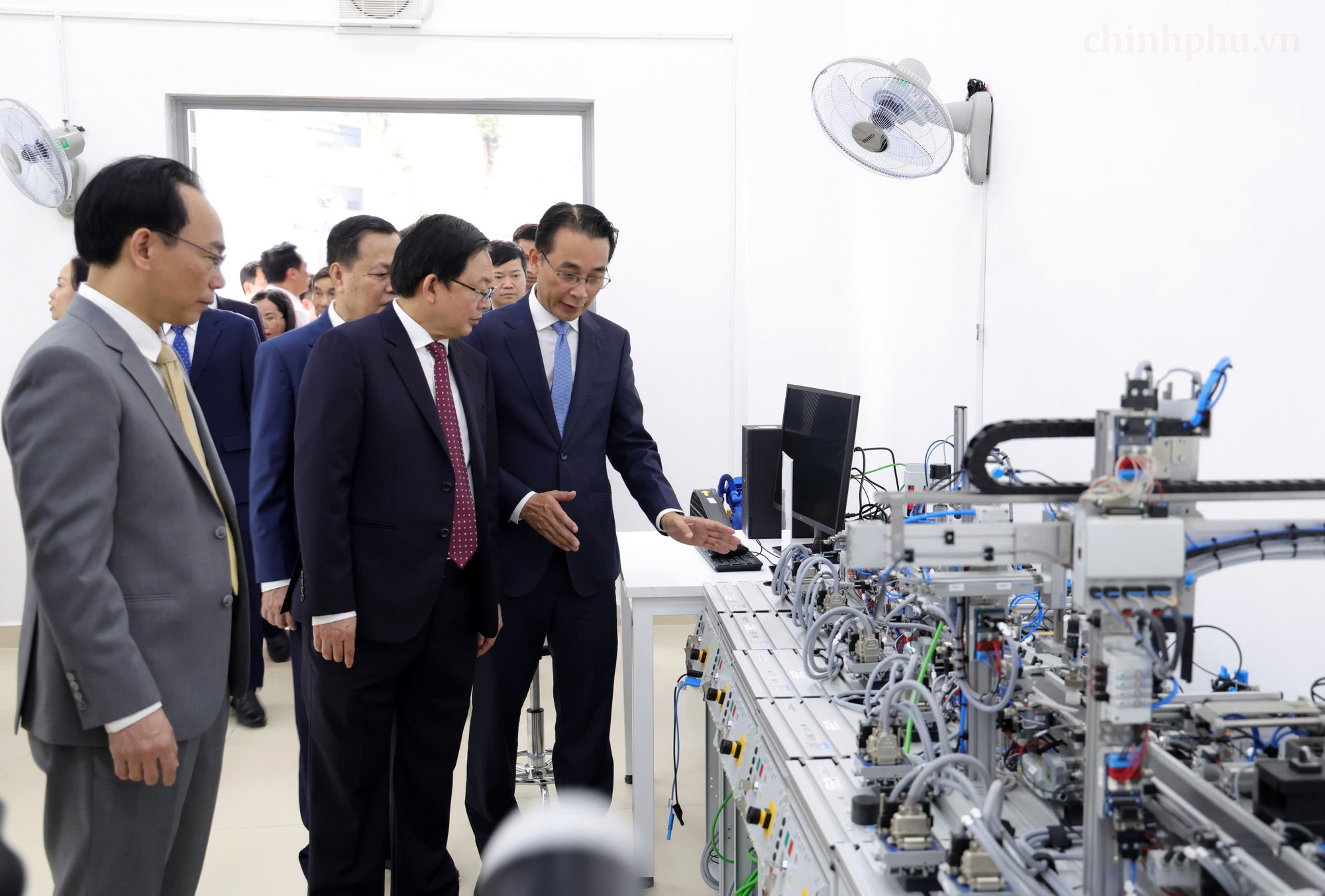 Đại học Quốc gia Hà Nội cần tiên phong phát triển công nghệ, giải quyết những bài toán lớn của quốc gia- Ảnh 9.