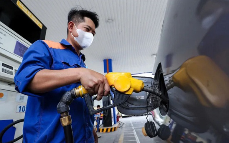 Giá xăng E10 giảm hơn 1.000 đồng/lít