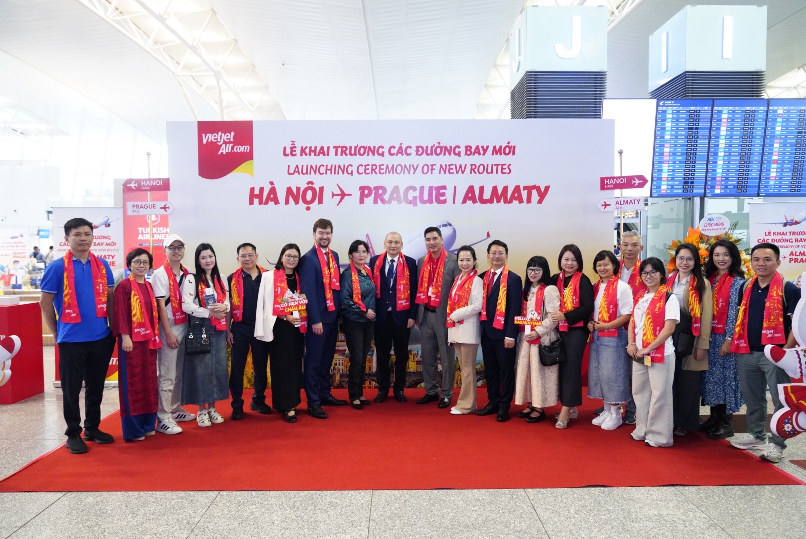 Vietjet khai trương đường bay đến Almaty và Praha- Ảnh 1.