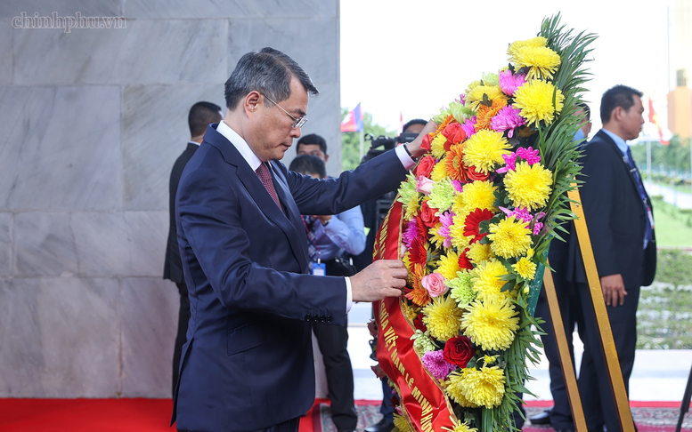 Thủ tướng Lê Minh Hưng đặt vòng hoa tại Đài Độc lập, Đài tưởng niệm cố Quốc vương Norodom Sihanouk, Đài Hữu nghị Campuchia-Việt Nam