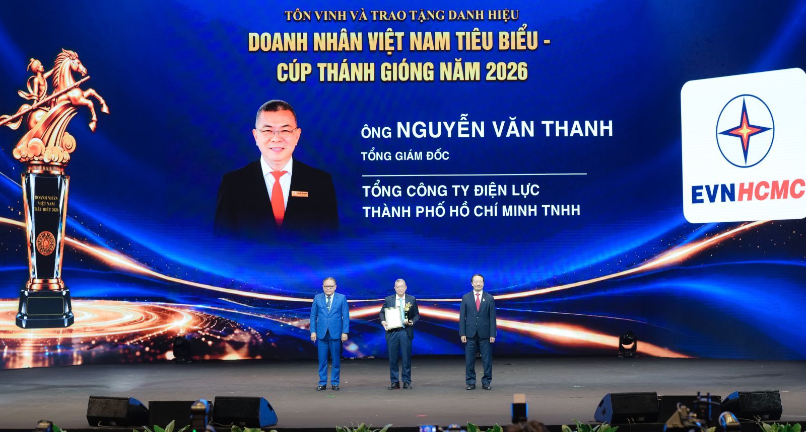 Tổng Giám đốc EVNHCMC được vinh danh "Doanh nhân Việt Nam tiêu biểu - Cúp Thánh Gióng"- Ảnh 1.